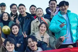 周冬雨同学聚会低调站边角，笑出双下巴，承包26人费用壕气十足图片