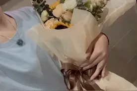 安徽一女子收到匿名花束发朋友圈，下一秒被跑腿小哥要回：搞错了图片