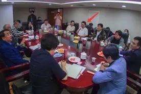 70岁姜昆和于谦罕同框！挺大肚腩开会谈笑风生，疑与德云社破冰？图片