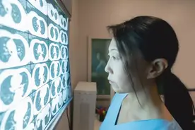 母亲患癌，18岁儿子离家赚15万为母治病，母亲却骂：你不是人图片