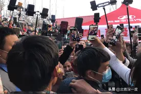 临沂集市上的两个“拉面哥”：一个被“流量”选中，一个没登上风口图片
