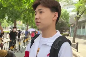 各地第一个走出考场的“学神”！有的超帅，有的称作文瞎写的图片