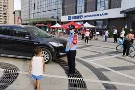郑州战疫一线上演温情画面！男孩和民警妈妈隔空拥抱：“生日快乐！我和爸爸想你啦”图片