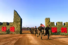钢盔伴枕　时刻准备出发图片