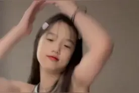 钟丽缇12岁女儿晒日常，穿露脐装热舞，笑容甜美明星范十足图片