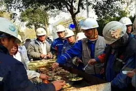 夫妇工厂门口卖“豪华午餐”，米饭免费吃，1份15元，食客：划算图片