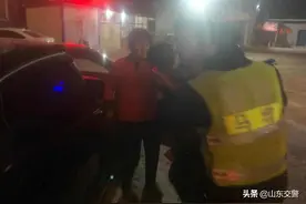 警笛呼啸，警车飞驰，山东交警争分夺秒护航生命!图片