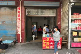 兴平卖豆腐脑大爷的诗意人生 店里墙上全贴着自己写的诗图片
