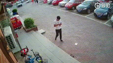 哎呀，被发现了，好尴尬图片