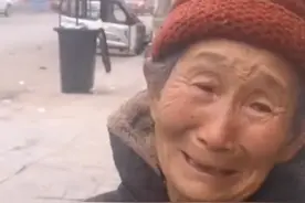 河南7旬老母养瘫痪儿子46年，好心小伙上门心酸：以后不会饿着你图片