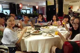 带妻子去参加同学聚会，大家都说妻子土，服务员上完菜，全场傻住图片