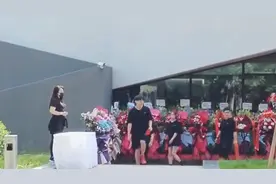 黄子韬新公司装修太豪华！公司里舞狮好喜庆，跟李沁玩游戏被秒杀图片