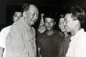 毛主席有何人格魅力？为何病逝45年之后，全国人民依旧怀念他？图片