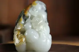 青花带洒金皮的和田玉籽料，饱满有致的雕刻设计，太养眼图片