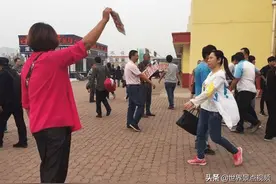 火车站大妈深夜揽客，有热水有wifi，还隐藏着很多“小秘密”图片