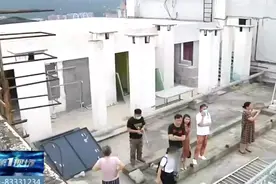 闹市区楼顶凭空“种出”800平米违建！小区业主：不晓得啥时候开始建的图片