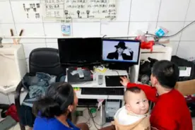 一家三口蜗居公共厕所长达5年，网友热议：夫妻恩爱，孩子遭罪图片