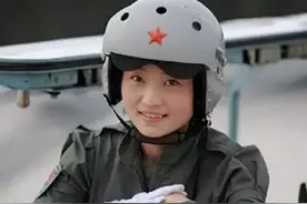 中国首位歼10女飞行员，因战机失事牺牲，葬礼中上万民众来送行图片