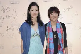 中国女排朱婷原来还有这一面？深V礼服大秀身材，时髦感飙升图片