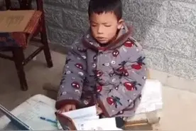 带娃一起上网课火的“学霸奶奶”，经鉴定，是亲奶奶没错！图片