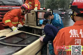 事发博爱！一辆半挂货车与一辆电动三轮车相撞，现场画面曝光图片