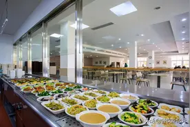 富士康的食堂：每天吃光60吨大米，280头猪，120万个鸡蛋图片