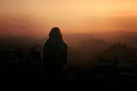 她爸爸收到一个快递，里面竟然装着一个血色水蛭，是何用意？图片