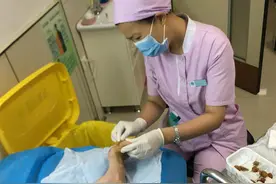 糖尿病足患者跑步磨出水泡险截肢 哈医大一院伤口治疗门诊提醒：小伤口藏着大隐患图片