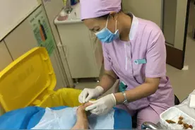 糖尿病足患者跑步磨出水泡险截肢 哈医大一院伤口治疗门诊提醒：小伤口藏着大隐患图片