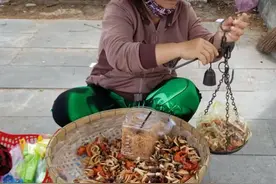 大妈背着箩筐卖它，曾经溪水中“多不胜数”，现在得30元一斤图片