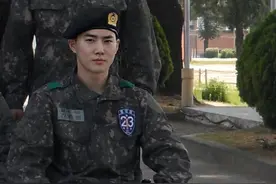 EXO Suho军队照公开，一身正气老干部坐姿拍照也帅得不得了图片