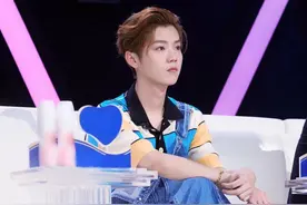 鹿晗新造型，条纹polo衫搭配牛仔背带裤，可爱不失帅气的少年感图片