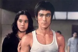 他是李小龙的徒弟，却在李小龙逝世十五年后娶了师母又将其抛弃图片