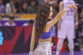 CBA赛场上的精灵，来自啦啦队的热舞时刻，漂亮的小姐姐让你心动图片