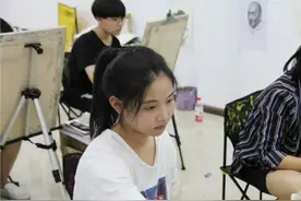 张继胜：87岁的他当“裸模”20年，与24岁女孩同住，子女都不来往图片