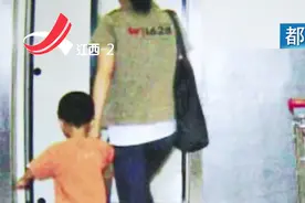 更衣室里的“尴尬” 母亲带着5岁儿子进女更衣室 被投诉视频封面