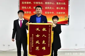 草原天路突发车祸 双胞胎弟兄5小时合力救下南开大学副教授图片