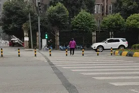 绿灯时间短，过马路靠小跑？青白江交管部门：已延长图片