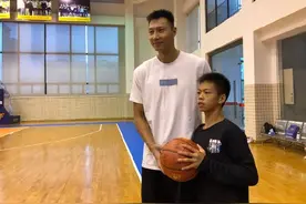 独臂篮球少年火了！库里为他打气，易建联和他交流球技图片