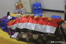 农村入殓前要给逝者盖蒙脸纸，人不到不能盖，用手揭开也是大忌图片