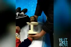模仿妈妈动作 5岁女孩误将手掌伸入榨汁机视频封面