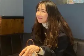 崔智友母女同框，9月女儿首露面小脸肉嘟嘟，落地窗前花园似森林图片