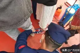 满屏尴尬！南宁两个小姐姐玩“生死局”，两只脚被锁死图片