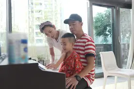 应采儿一家三口罕同框！7岁小小春似大头儿子，窝爸爸怀里显娇小图片