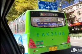 G227路公交车：司机开车玩手机，全程不撒手...图片