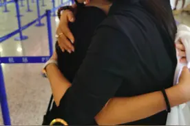 赵文卓夫妻送大女儿留学，三人拥抱告别当场落泪，一年后才能见面图片