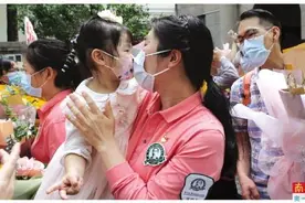 打赢了怪兽 “奥特曼爸爸”回来了！图片