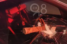 吓！高速上开车突然天降铁锤砸中小车前档图片