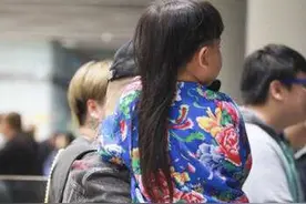 郭德纲5岁儿子超萌，穿花衣留长发，模样与哥哥郭麒麟差太多图片