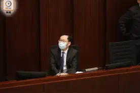 会议刚开始就发生冲突！有反对派议员被抬走图片